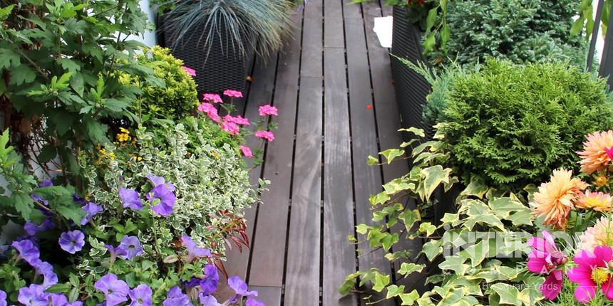 Traditional Touch on Balcony Garden Area