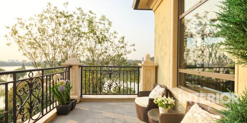 Balcony Design with Intricate Detailing