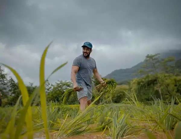 Salman Khan doing Farming Activity in His Arpita Farms